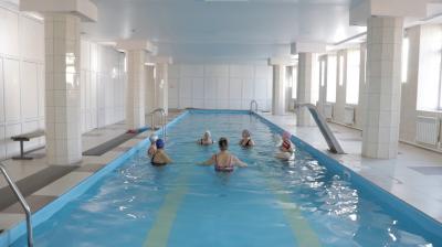 Пожилые люди, как и молодёжь, используют занятия в бассейне в качестве способа укрепления здоровья, поддержки тонуса и энергии