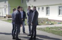  Глава района Павел Колесников проверил ход капитального ремонта многоквартирных домов на ул. Хлебникова