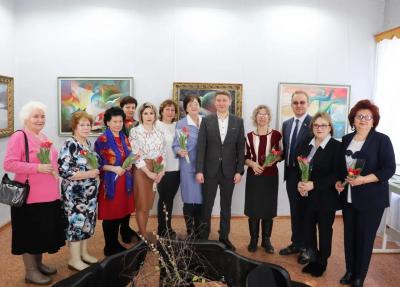 Депутат Государственной Думы Михаил Кизеев 5 марта встретился в Картинной галерее с активными женщинами Фурманова и поздравил их с наступающим Международным женским днем