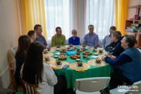 Глава Фурмановского района Павел Колесников встретился со сборной команды Центра социального обслуживания.